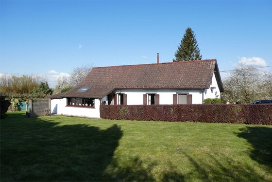 Prachtige op te frissen hoeve op 5194m² met zuidgerichte tuin en twee garages!