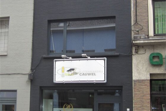 Prachtig gerenoveerde herenwoning met winkelruimte v 2013 met atelier, woonst en zuid gerichte tuin. Topper!