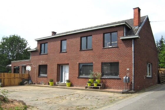 Prachtig gelegen te renoveren woning op 880m² met zuid gerichte tuin en aparte garage.