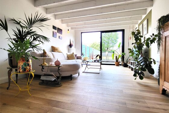 Prachtig gerenoveerde woning op wandelafstand van het centrum met zuidgerichte tuin.