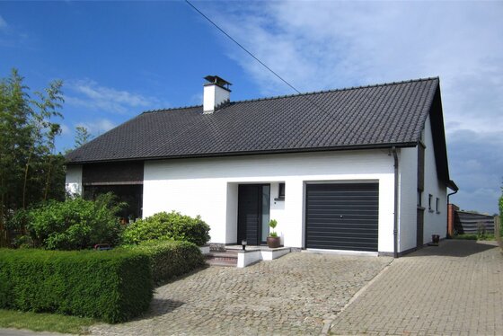 Charmante woning op 920m² met zuidgerichte tuin en garage.