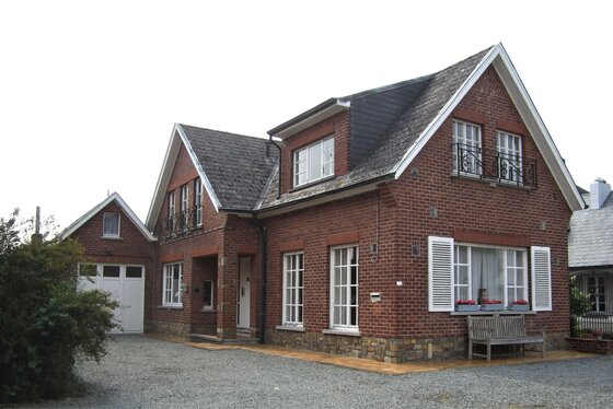 Charmante woning op 610m² met zuidgerichte tuin en garage.