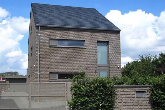 Nieuwbouw woning van 2013 op 675m² met zonnige tuin, aangelegd terras en garage.