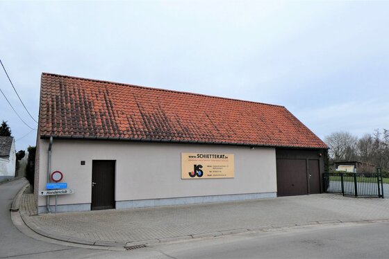 Magazijn van 231m² gelegen op een terrein van 2177m².
