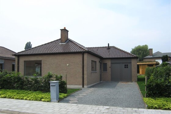 Gerenoveerde bungalow op 533m² met zonnige tuin.