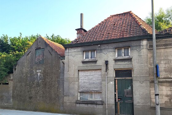 Prachtig te renoveren rijwoning op 132m² met ruime stalling.