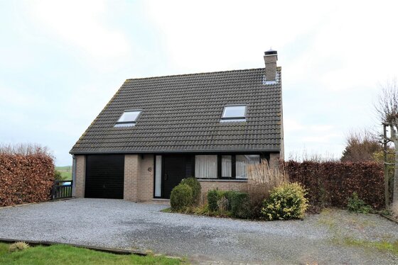 Vrijstaande woning op 705m² met mooie tuin, terras en landelijk uitzicht.