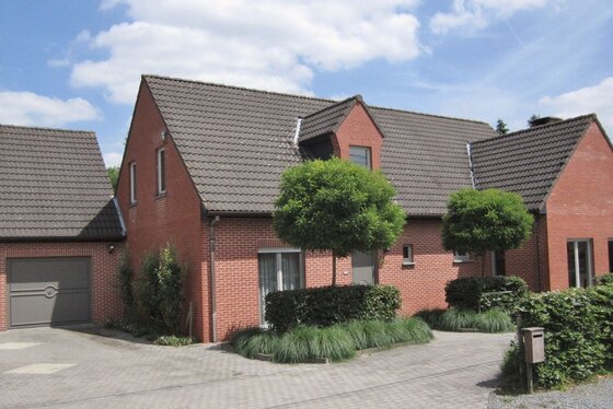 Prachtige villa  v 1989 op 1563m² met mooie aangelegde tuin. Gelegen in een rustig straatje!!