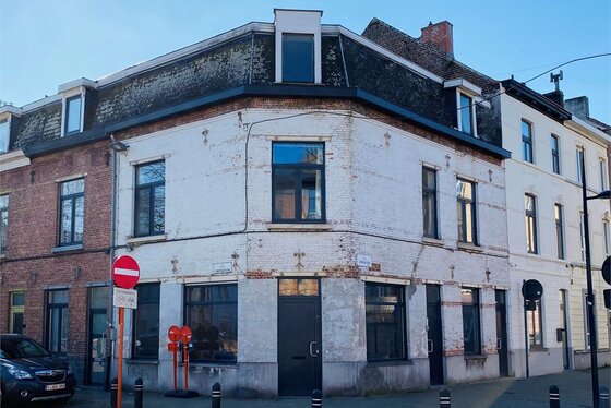 Te renoveren voormalig handelspand met woonst gelegen aan de rand van Gent.