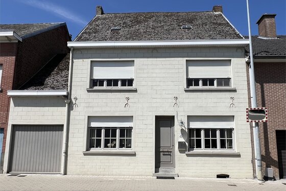 Charmante gerenoveerde woning in 2008 op 439m² met mooie aangelegde tuin en garage.