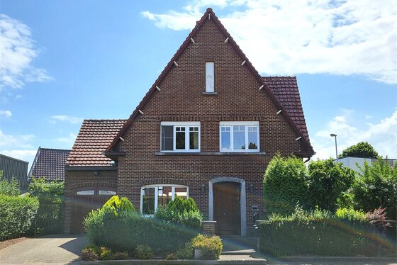 Charmante open bebouwing op 488m² met mooie aangelegde tuin.