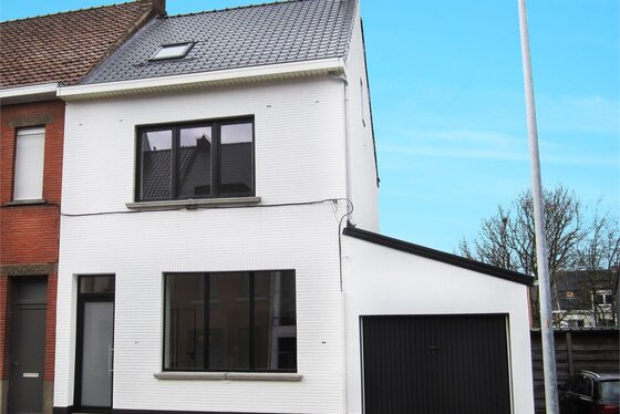 Prachtig gerenoveerde halfopen bebouwing op 395m² met garage, aangelegd terras en zonnige tuin.