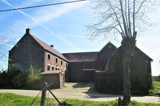 BEZOEK OP AFSPRAAK 0488/85.81.84 Charmante landelijk gelegen vierkantshoeve met stallingen op 7035m² .