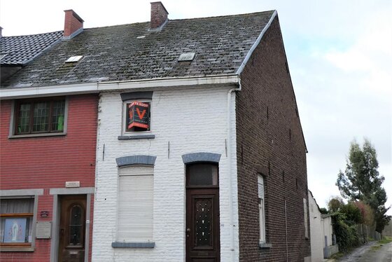 Prachtige te renoveren halfopen bebouwing op 140m² met zuidgerichte tuin, terras en buitenberging!