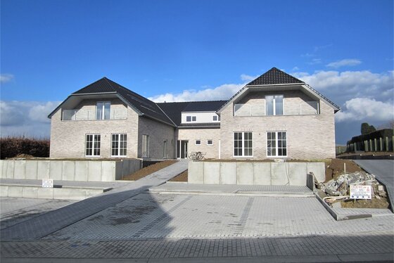 Prachtige nieuwbouwwoning van 195m² met terras v 40m², tuin, zonnepanelen en twee staanplaatsen.