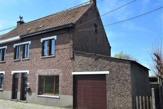 BEZOEK OP AFSPRAAK 0488/85.81.84 Charmante verder te renoveren woning op 558m² met gezellige tuin en terras.