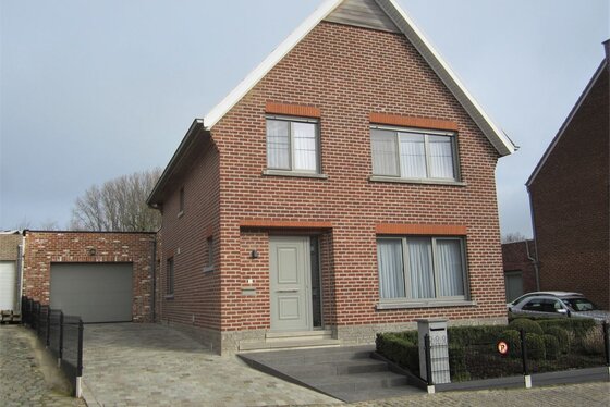 Prachtig gerenoveerde halfopen bebouwing v 2015 op 900m² met zonnig terras v 56m², dubbele garage en grote tuin.