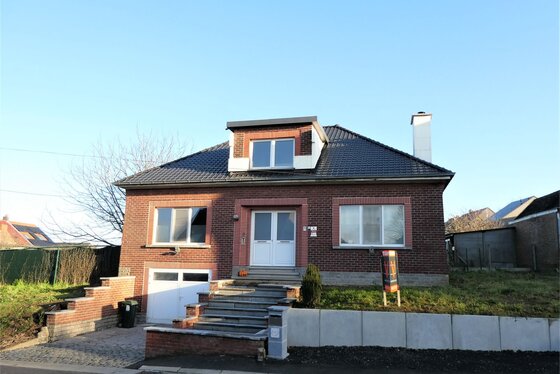 Charmante open bebouwing op 920m² met zuid-gerichte tuin en landelijk uitzicht.