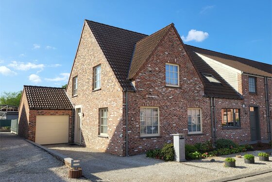 Prachtige halfopen bebouwing van 2001 met zonnige aangelegde tuin, oprit en garage!