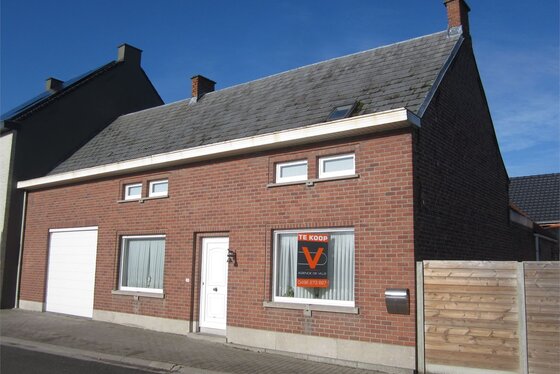 Charmante hoeve op 1219m² met zonnepanelen, ruime stal en weide. Landelijk gelegen in een rustige straat.