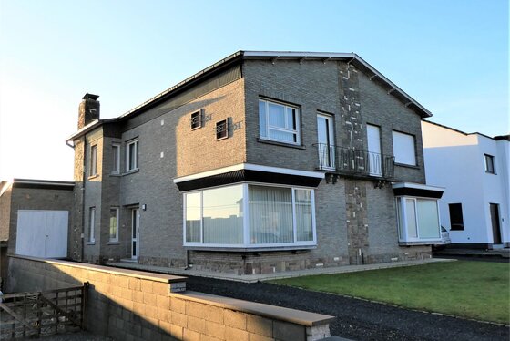 Prachtige halfopen bebouwing op 368m² met mooie aangelegde tuin, terras en garage!