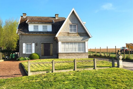 Prachtig te renoveren landhuis op 1440m² met tuin, magazijn van 168m² en uitzicht op de velden.
