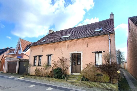 Prachtig te renoveren hoeve op 1591m² met stallingen met landelijk karakter.