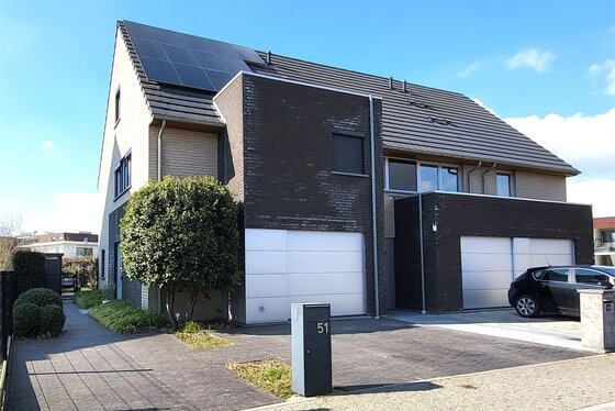 Prachtige woning van 2016 op 345m² met mooi aangelegde, zonnige tuin en garage!