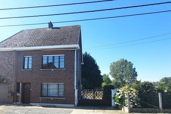 Charmante halfopen bebouwing met 2 slaapkamers op rustige, landelijke ligging aan de stadsrand.