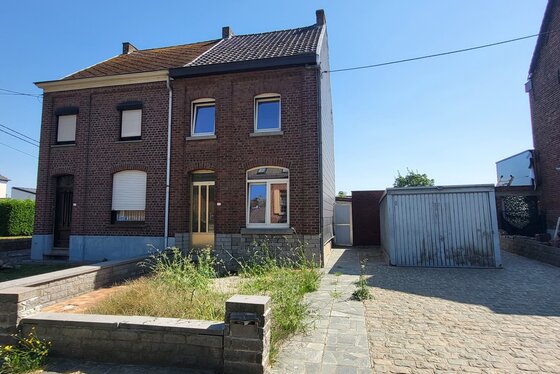 Landelijk gelegen woning met tuin, garage en ruime inrichtbare zolder.
