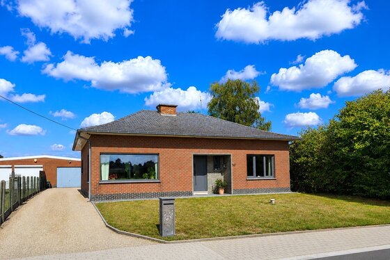In een landelijke omgeving bevindt zich deze grondig gerenoveerde woning op een mooi perceel van 1.102 m².