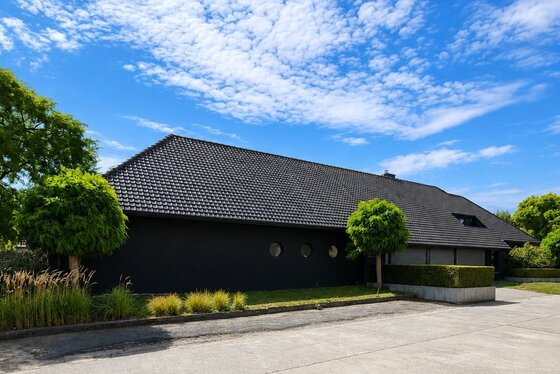 Exclusief wonen & ondernemen: imposante villa met volwaardige praktijk en aparte toegang op commerciële topligging, een perceel van 1.139 m² en met maar liefst 532 m² bewoonbare oppervlakte.
