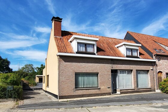 Karaktervolle eigendom met uitzonderlijk potentieel, paardenstal en 2 ruime garages op 2.550 m², met 248 m² bewoonbare oppervlakte.