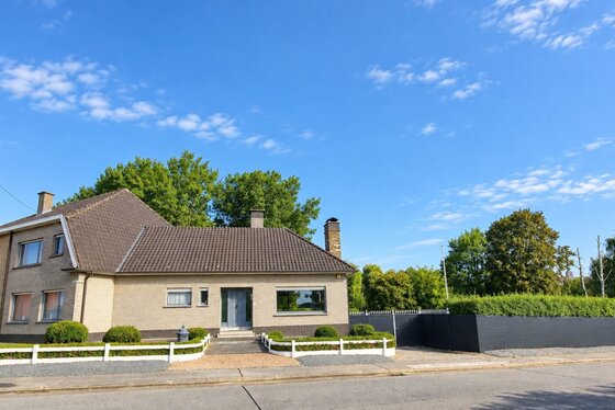 Exclusief landhuis op 2.040 m² met dubbele garage, prachtig zicht over de velden en optimale privacy.