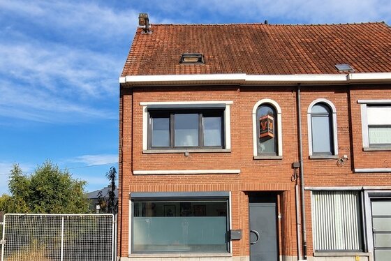 Verrassend ruime, instapklare woning met 3 slaapkamers en zuidger. tuinzone met terras.