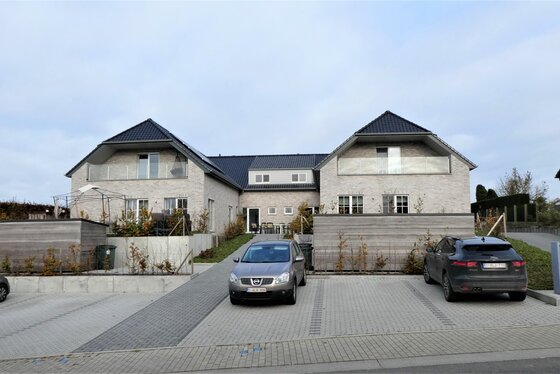 Prachtig nieuwbouw gelijkvloers appartement van 120m² met zuidgericht terras v 54m², tuin, 6 zonnepanelen en twee staanplaatsen. Toegankelijk met rolstoel. Aanrader!